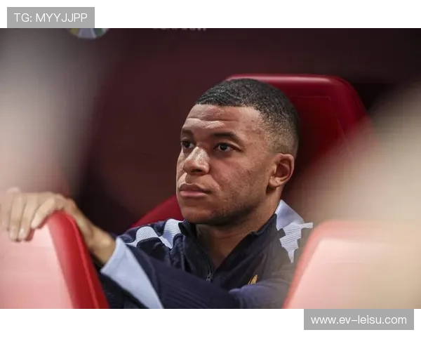 姆巴佩因手指骨折缺阵关键战，替补席观战